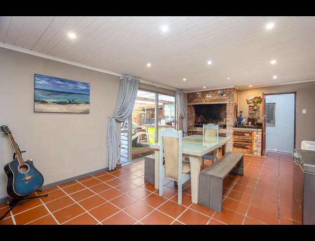 5 BEDROOM HOUSE FOR SALE IN OAKDALE
